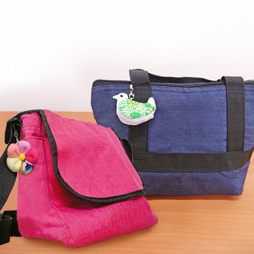 鞄にアクセントストラップ